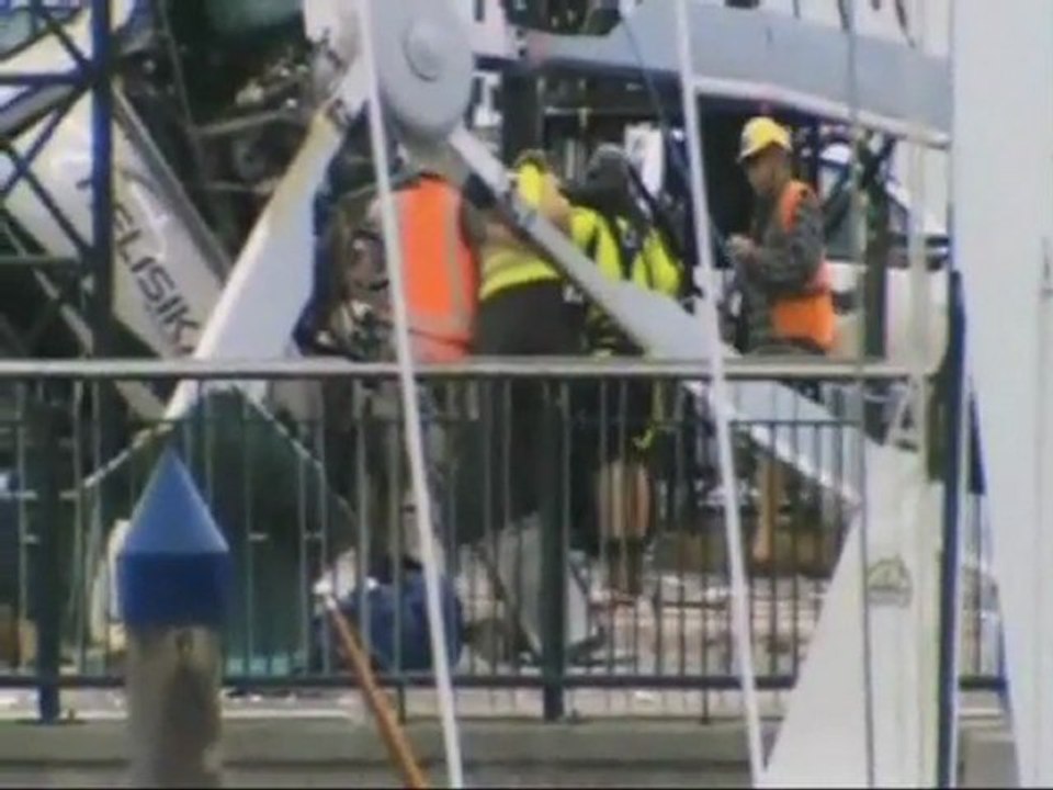 Raw Video - Pilot Escapes Helicopter Crash in Auckland