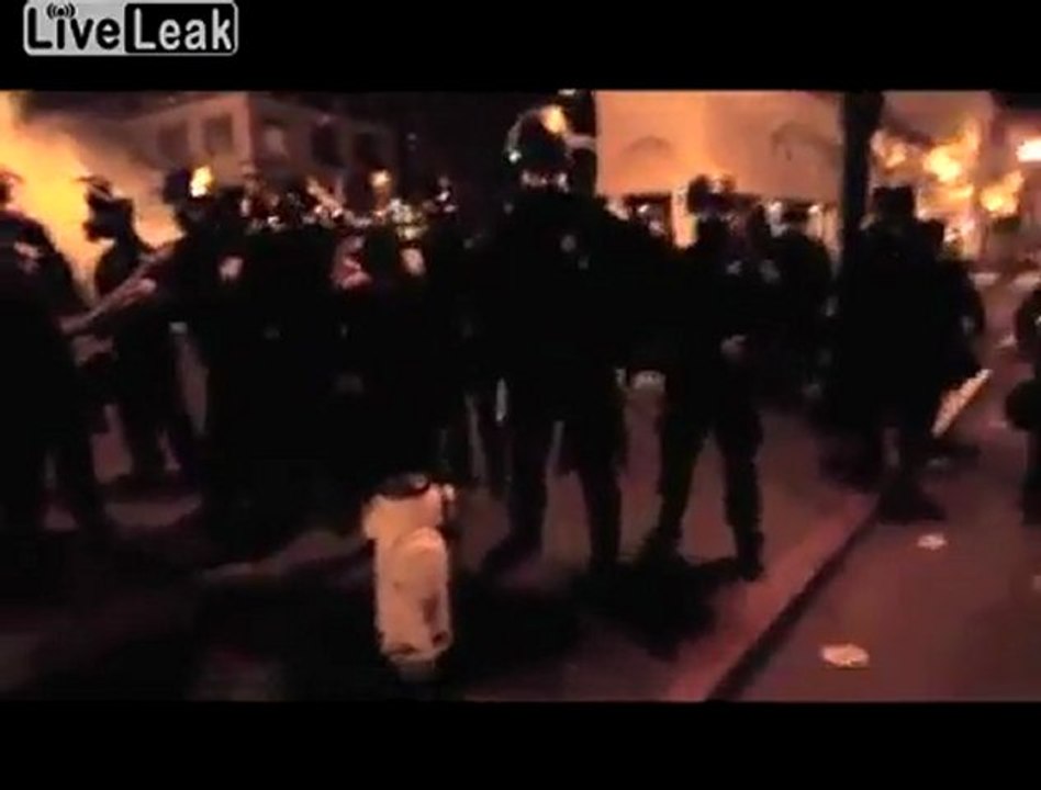 Occupy Oakland  la police frappe brutalement un vétéran
