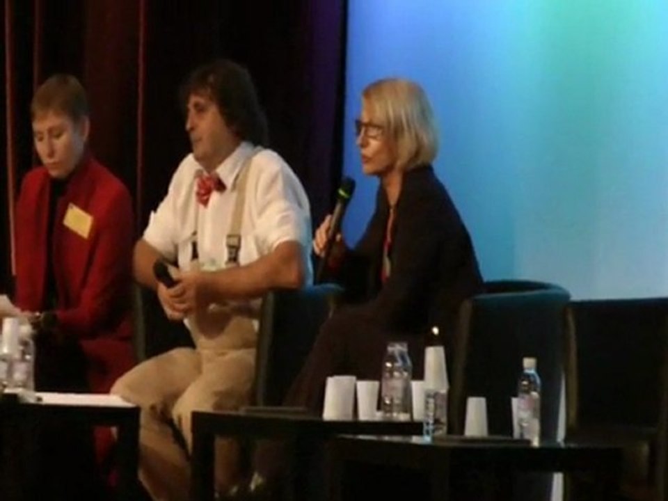 Rosette Marescotti et Yves Gineste répondent aux questions des participants du colloque international sur les approches non-médicamenteuses de la maladie d’Alzheimer