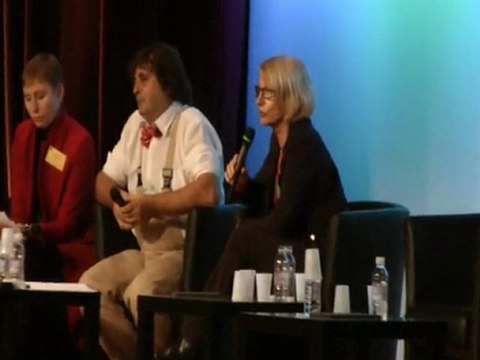 Rosette Marescotti et Yves Gineste répondent aux questions des participants du colloque international sur les approches non-médicamenteuses de la maladie d’Alzheimer