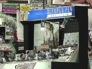 Olympus whistle blower Woodford arrives in Japan
