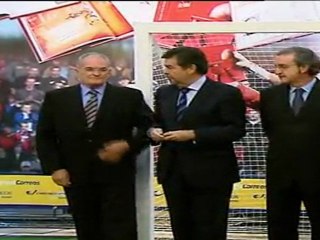 Correos ha presentado el libro filatélico de la historia de la Selección