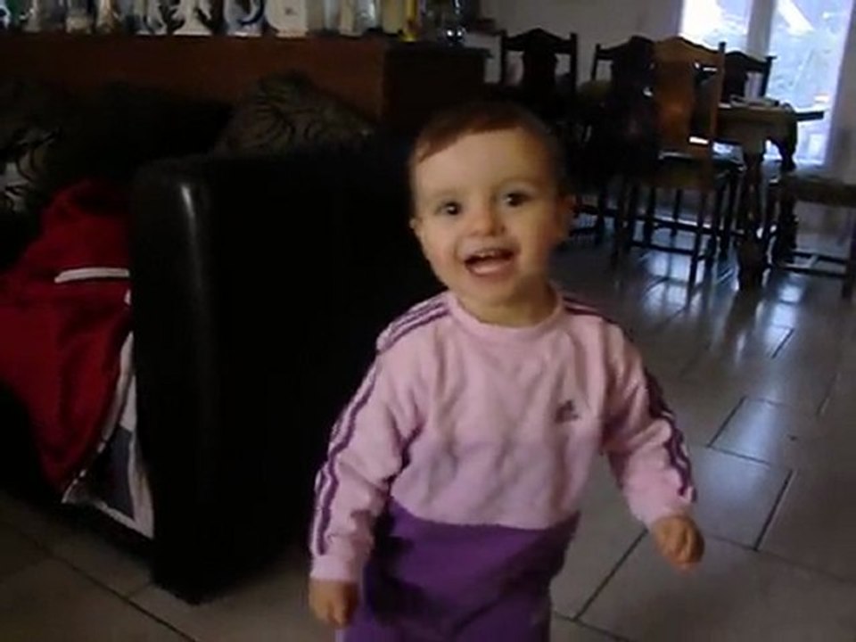 Lana 20 mois dance et chante :D