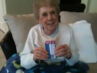 Tải video: Mamie de 82 ans teste les bonbons Pop Rocks