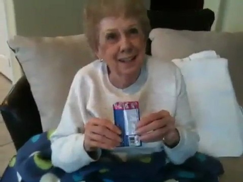 Mamie de 82 ans teste les bonbons Pop Rocks