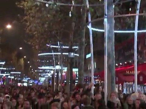 Paris: les Champs-Elysées s'offrent des illuminations futuristes