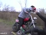 Saut rate contre une moto