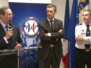 Tải video: Déplacement de Claude Guéant à la Direction Centrale de la Police aux Frontieres