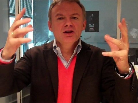 Eric Brunet pense que les fonctionnaires doivent travailler au moins une heure de plus par semaine sans contrepartie financière.