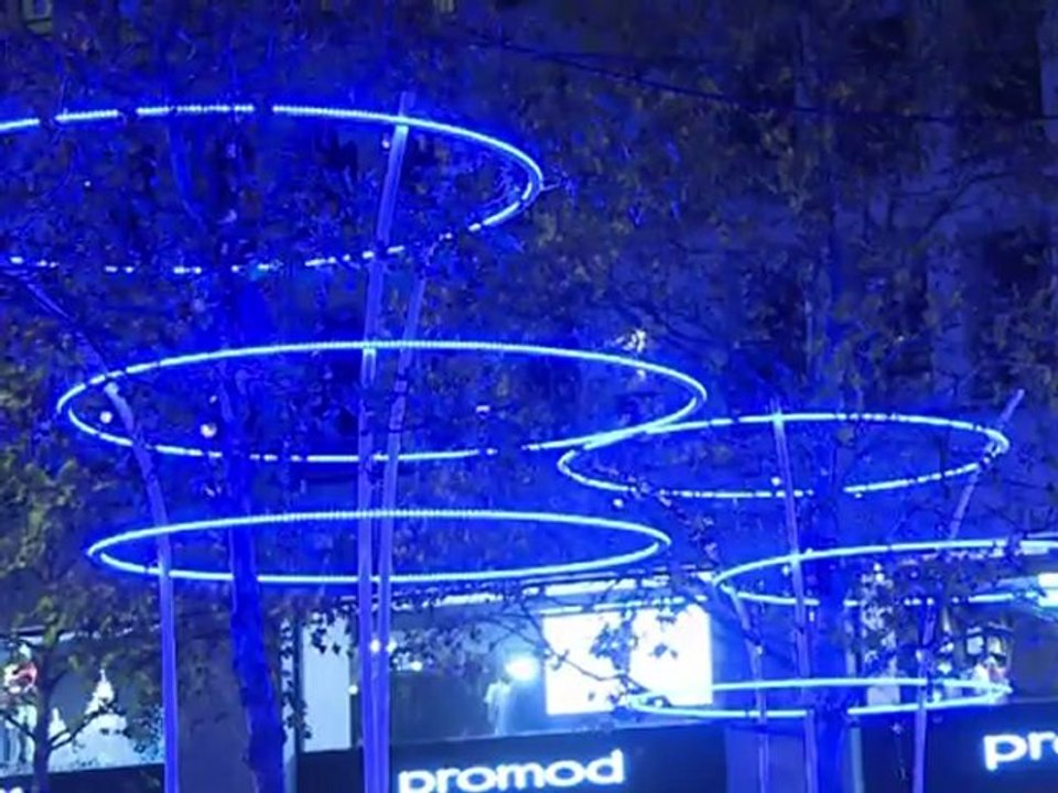 O du bläuliche: extravagante weihnachtsbeleuchtung in paris