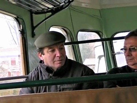 Construire des rails pour faire avancer l'autorail un défi Téléthon 2011 à Montélimar