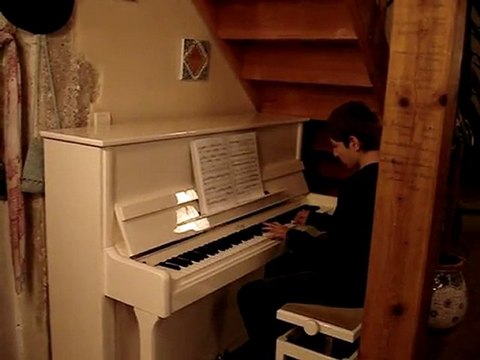 Jonathan dans sa 4ème année extrait de Petite sonate facile de Mozart