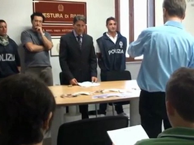 Video Bellaria: 'parente serpente' ruba soldi a 68enne in coma