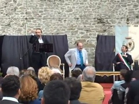 Gremita platea alla Rocca di San Leo con Eco e Benigni