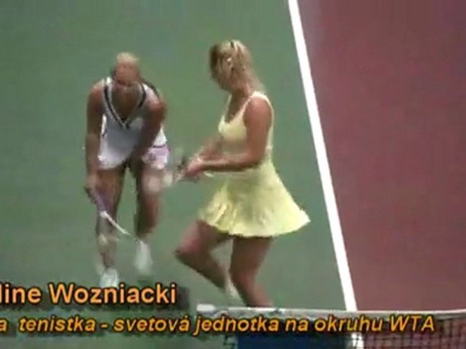 Caroline Wozniacki ve Dominika Cibulkova kortta dansediyor