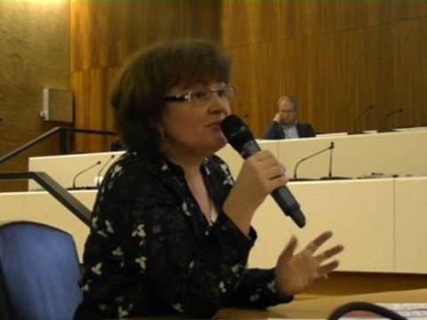 Brigitte jannot intervient sur la situation du logement à Givors et au Grand Lyon aux rencontres élus, militants, citoyens Déloger la crise