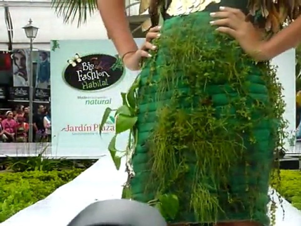 Sinnliche Mode mit lebenden Pflanzen