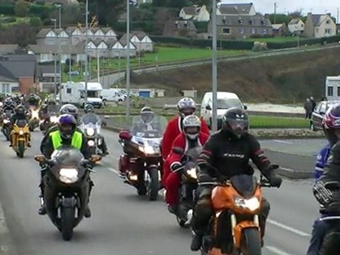 sortie moto pour les enfants du centre de trestel organiser par lemoto club des dragonotes de pluzunet ( 1 MOTARD 1 JOUET 2009 )