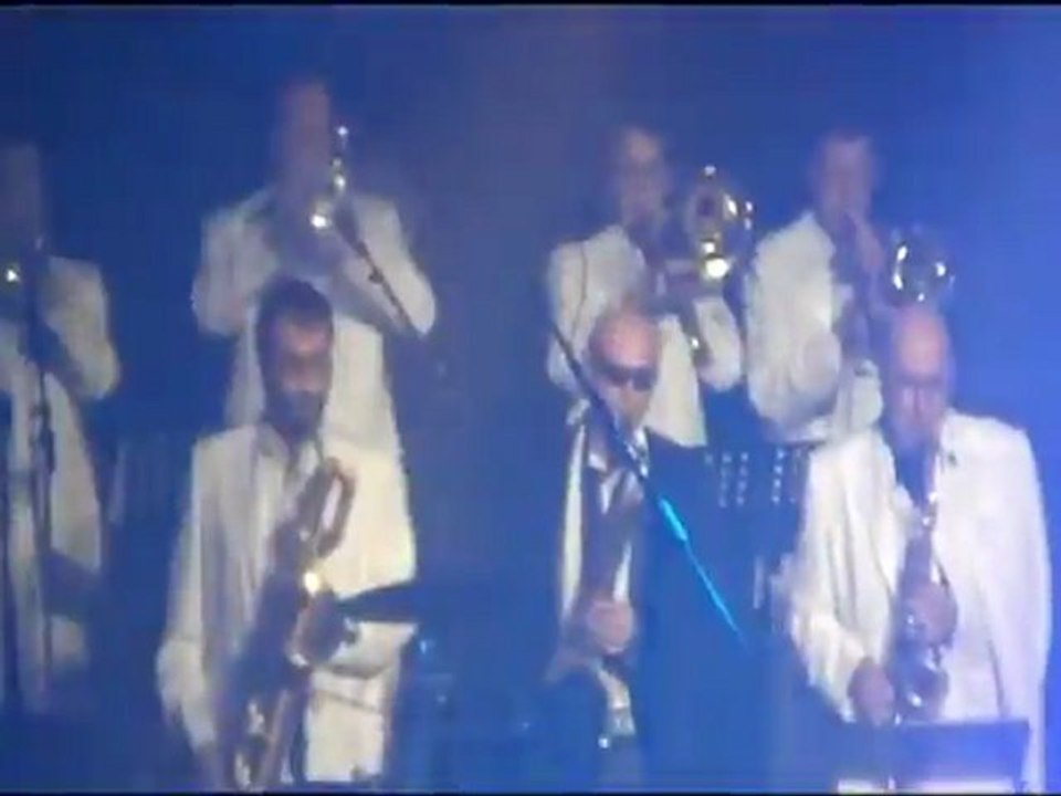 Sos, Nicky Stone & The Coll Orchestra performing Sledgehammer (Peter Gabriel Cover)