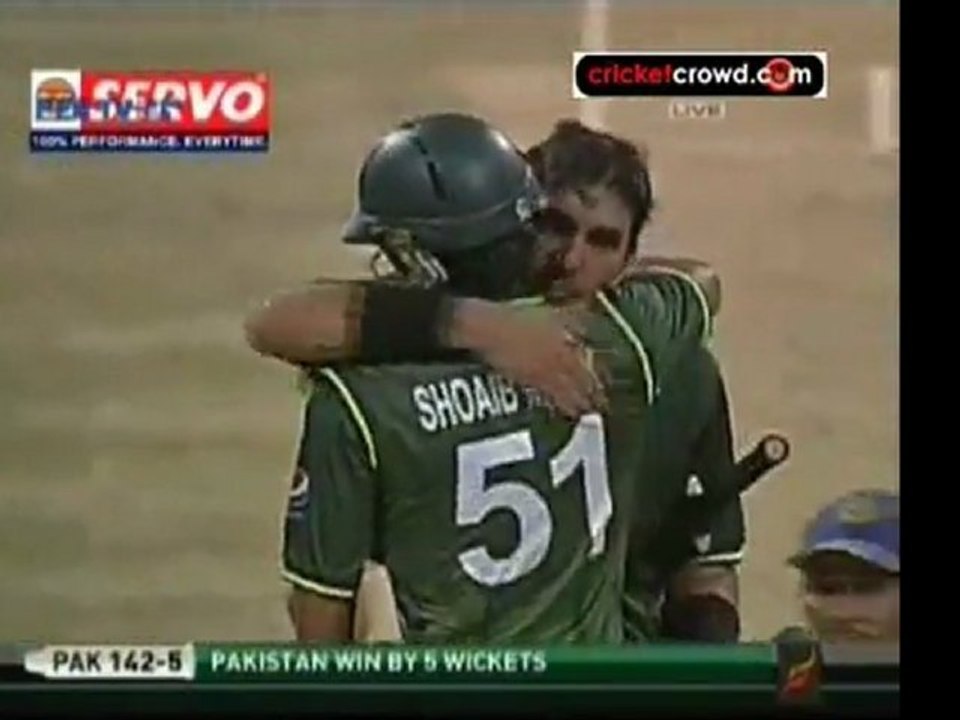 Cool Misbah guides Pakistan home