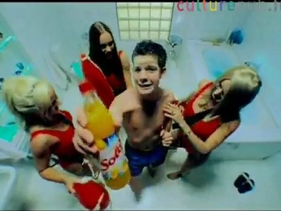 Dancing with Baywatch girls !