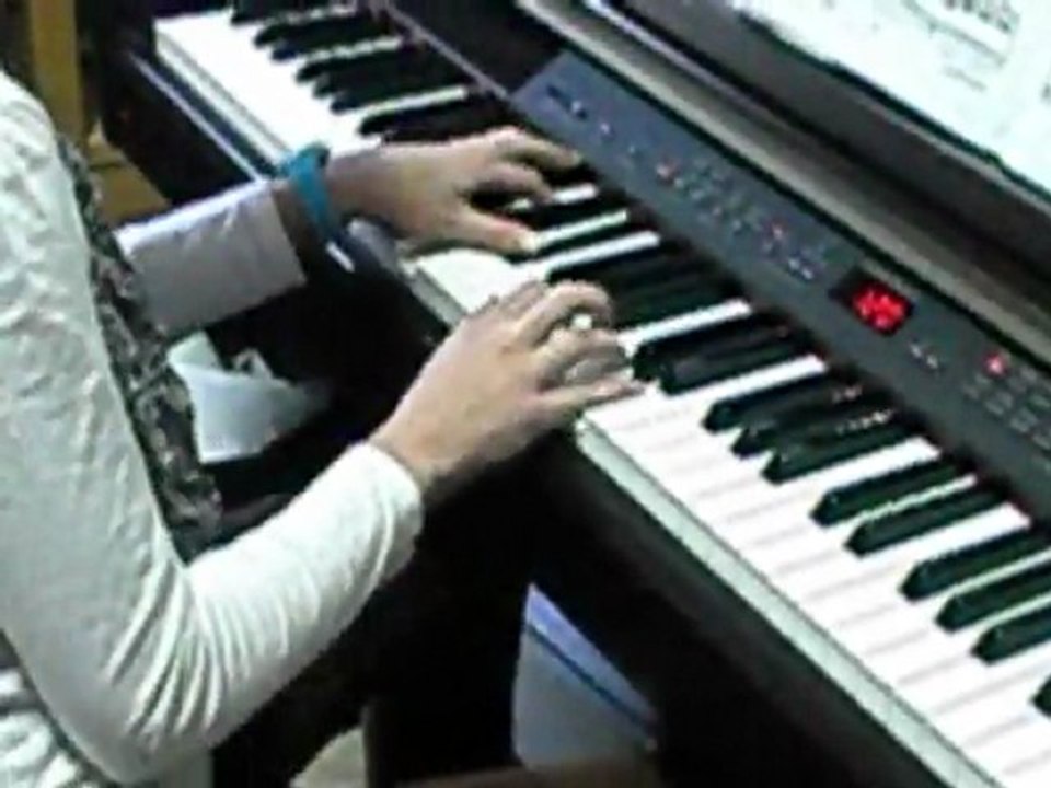 lucía al piano.Escuela de velocidad