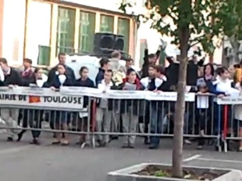 Coup d'oeil amateur et indépendant sur les manifestants contre la pièce Golgotha Picnic à Toulouse