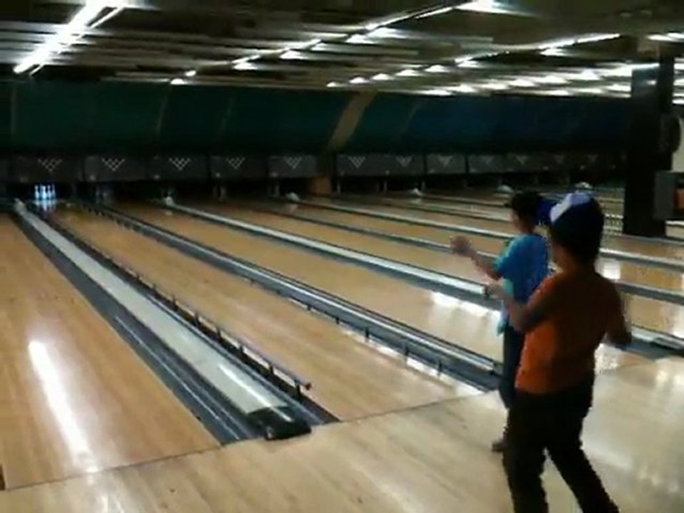LES ENFANTS AU BOWLING DE NICE