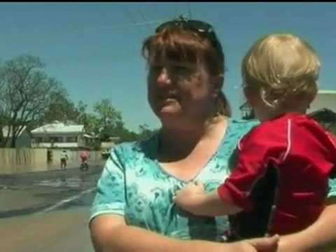 Australian floods leave more than 2,000 residents stranded