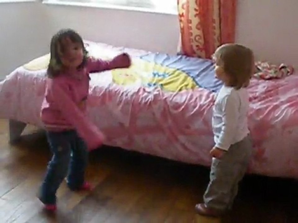 ma fille sonia qui joue avec emeline dans sa chambre
