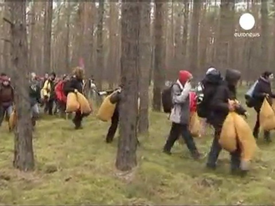 Allemagne : le convoi de déchets nucléaires avance au...