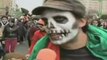 Miles de personas marchan en México vestidos de muertos