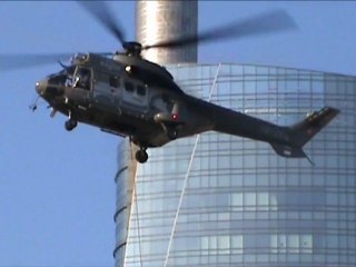 Torre Pelli Milano Porta Nuova (231 metri) montaggio antenna con un elicottero