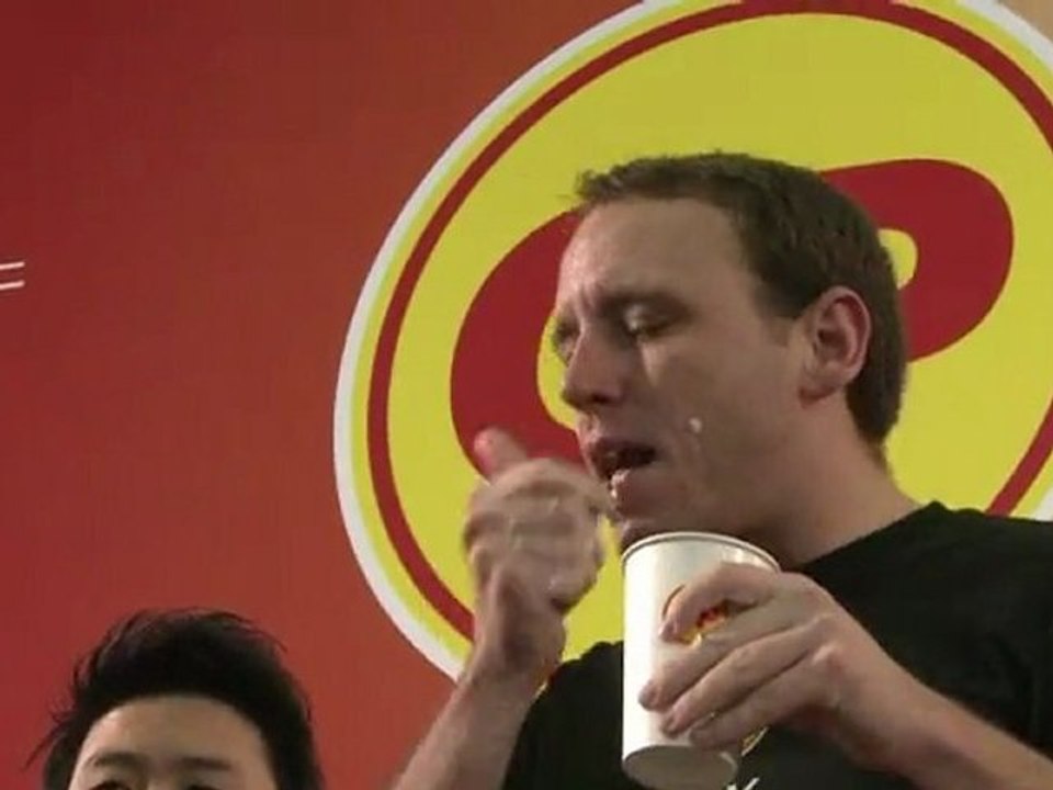 Un américain sacré plus gros mangeur de raviolis au monde