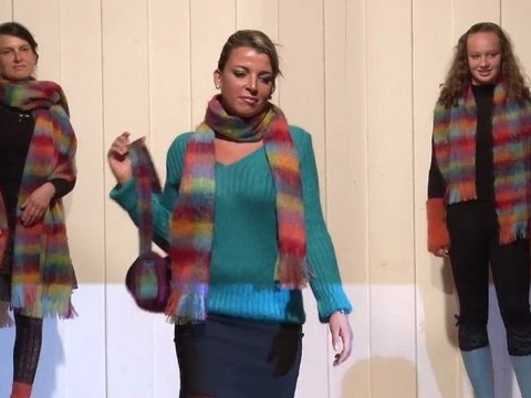 Echarpe tissée mohair et soie, sac couture mohair et laine et chaussette mohair portés par Emmanuelle