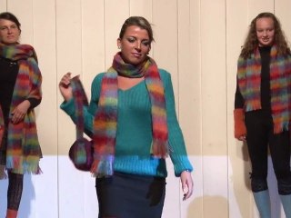 Echarpe tissée mohair et soie, sac couture mohair et laine et chaussette mohair portés par Emmanuelle