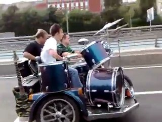 un groupe musique en side car
