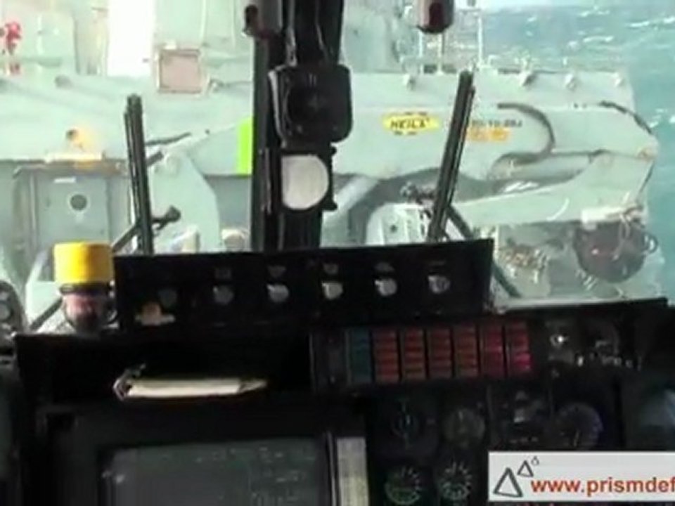 un hélicoptère attérit en pleine tempête sur un patrouilleur