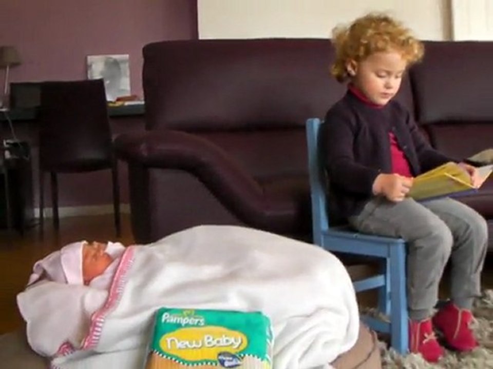 Clotilde lit un livre à Garance