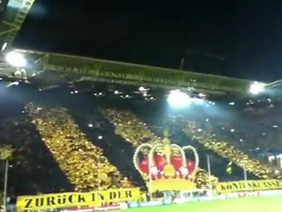 AMBIANCE : Dortmund vs Arsenal, tifo avec l'entrée des joueurs (13.09.2011)