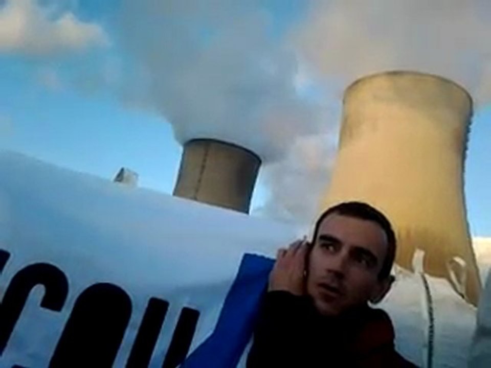Les militants de Greenpeace à la centrale nucléaire de Cruas