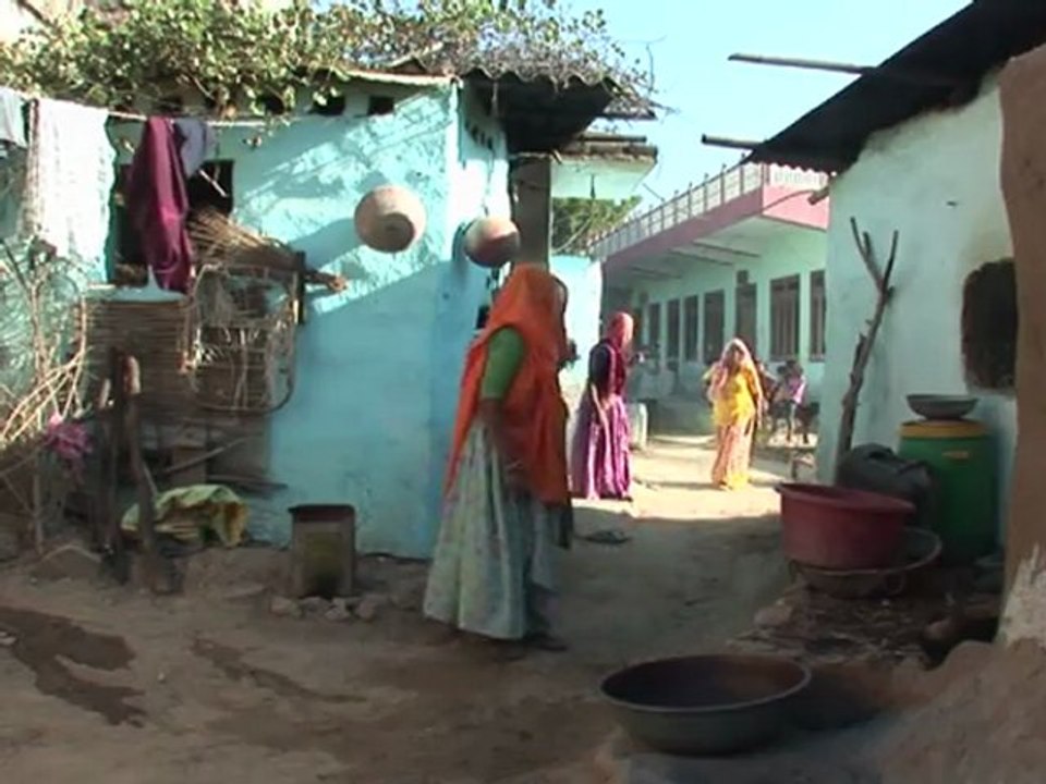 India offers cars to lure sterilization volunteers