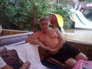 KULLAR YAR DİYE AĞLAR