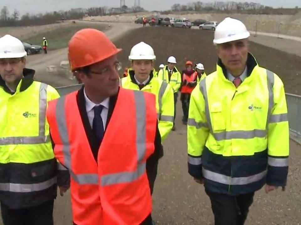 François Hollande en visite dans l'usine Placoplatre du groupe Saint-Gobain à Vaujours