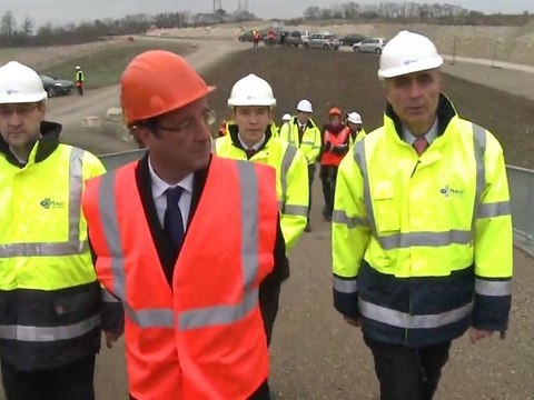 François Hollande en visite dans l'usine Placoplatre du groupe Saint-Gobain à Vaujours