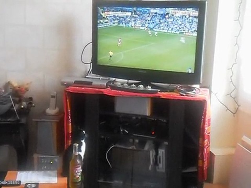 lana qui aime  regarde le foot