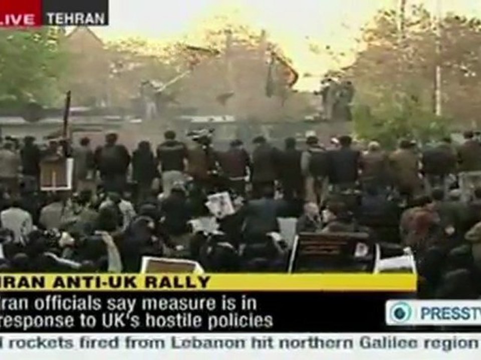 Des dizaines de manifestants ont pénétré mardi dans l'ambassade de Grande-Bretagne à Téhéran sans que la police n'intervienne, enlevant le drapeau britannique pour le remplacer par le drapeau iranien