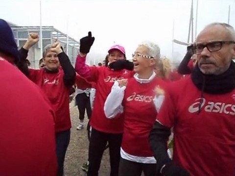 arrivée de mario et de son petit vélo au marathon de la rochelle 2011..( félicitation au camèraman