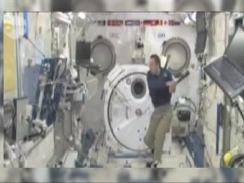 Un astronaute japonais joue au baseball... contre lui-même