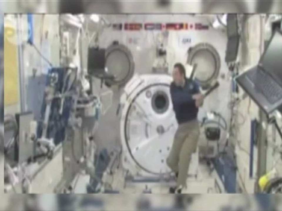 Un astronaute japonais joue au baseball... contre lui-même